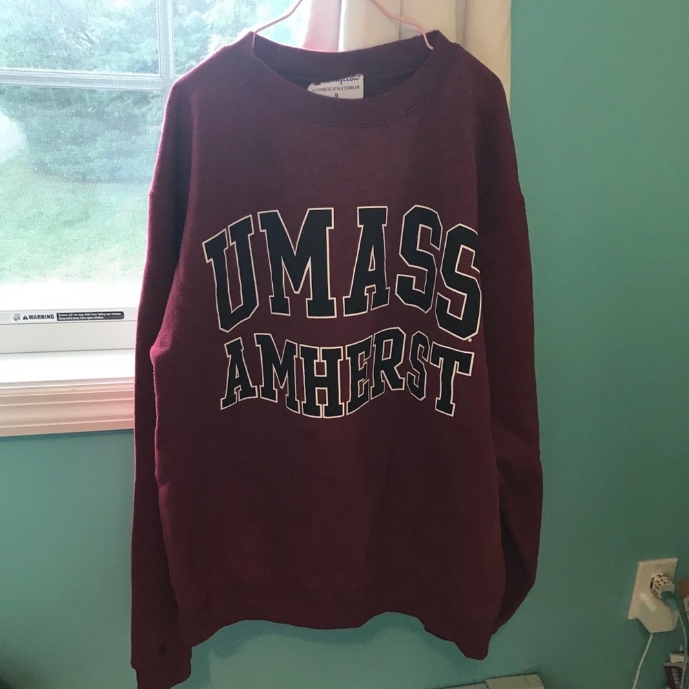UMASS Amherst sweatshirt